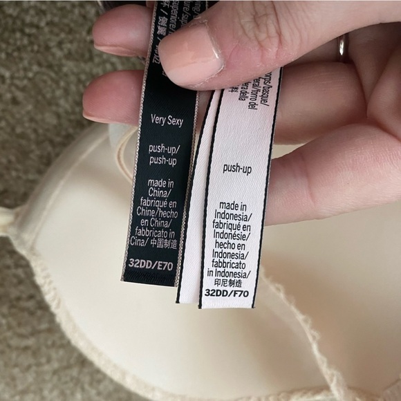 Victoria's Secret | Set of Two Push Up Bras Size 32DD - Picture 7 of 7